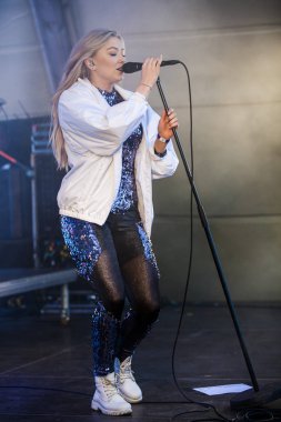 Traena, Norveç - 07 Temmuz 2016: Norveçli şarkıcı Astrid S'nin Traenafestival'deki konseri, küçük Traena adasında müzik festivali