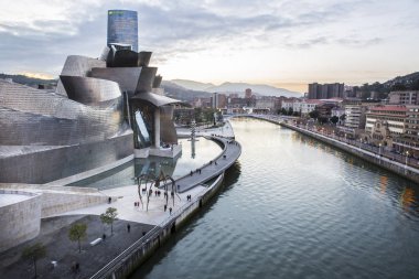 Bilbao, İspanya - 29 Ocak 2016: Amerikalı mimar Frank Gehry tarafından tasarlanan ve Ekim 1997'de açılışı yapılan modern ve çağdaş sanat Guggenheim Müzesi'nin gece manzarası.