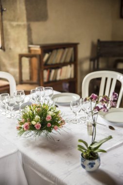 Bir etkinlik ya da düğün resepsiyonu için masa hazır.