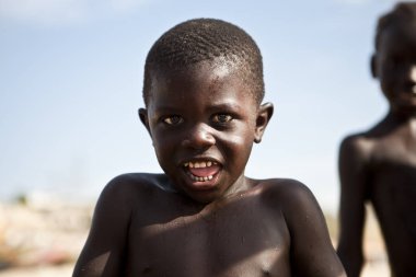 Senegal, Ndayane 9 Kasım 2013: Kimliği belirsiz Senegalli çocuklar, Ndayane sahilinde oynuyorlar ve babalarının balık avından dönmesini bekliyorlar. . 