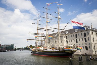 Amsterdam, Hollanda - 06 Ağustos 2016: 3 mast yelkenli Clipper Stad Amsterdam önünde Denizcilik Müzesi Scheepvaartmuseum, yıllık olay Gay Pride Parade katılıyor, Euro Pride 2016