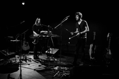 Paris, Fransa - 9 Ocak 2016, Fransız halk müziği Band Ladybug and the Wolf konseri, la Loge konser salonu