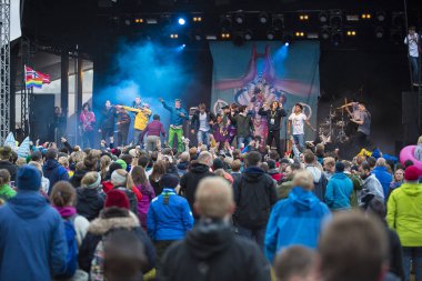 Traena, Norveç - 6 Temmuz 2017: Norveçli punk rock grubu Honningbarna'nın Traenafestival'deki konseri, traena adasında müzik festivali gerçekleşiyor