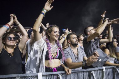 Nyon, İsviçre - 20 Temmuz 2017: Fransız elektronik müzik grubu Justice at Paleo Festival'de seyirci dansı