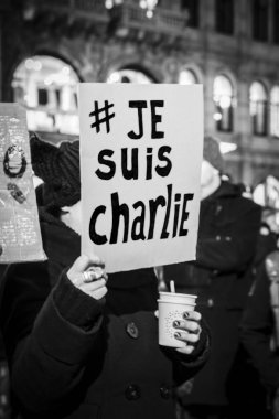 Amsterdam, Hollanda, 08 Ocak 2015: 07 Ocak'ta Fransa'nın Başkenti Paris'te Charlie Hebdo'ya yapılan saldırıyla dayanışma içinde. Tabelada charlie olduğumu söylüyor.