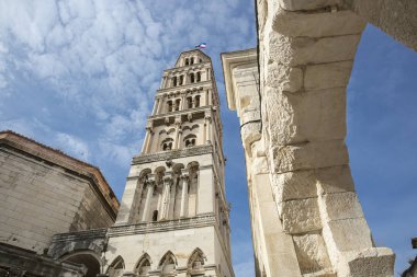 Bir Roma kemerli Saint Domnius Katedrali Çan Kulesi, Split Hırvatistan.