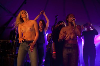 Traena, Norveç - 11 Temmuz 2014: Norveçli elektronik soul şarkıcısı Nosizwe'nin Traenafestival'deki konserinde, traena adasında düzenlenen müzik festivali