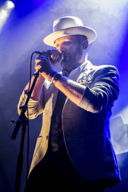 Traena, Norveç - 08 Temmuz 2016: Norveçli folk ve rock grubu Violet Road'un Traenafestival'de konseri, Norveç'in küçük Traena adasında müzik festivali düzenleniyor