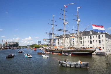 Amsterdam, Hollanda - 23 Temmuz 2016: Pembe Cumartesi kutlamaları sırasında Vondelpark'taki gösterilere ve etkinliklere katılan baba ve oğul 