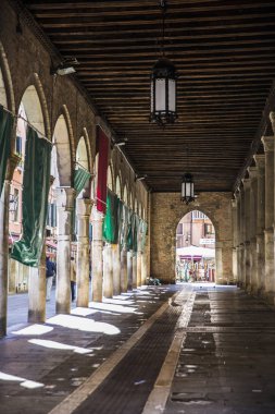 Venice 'in altındaki sokak atari salonu Eski balık pazarı, Venedik, İtalya