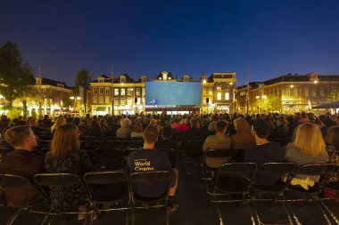 Amsterdam, Hollanda - 22 Ağustos 2018: 16-25/08/2018 tarihleri arasında düzenlenen Dünya Sineması Amsterdam'da Marie Heinekenplein'de Brezilya filmi Benzinho'nun açık hava gösterimi