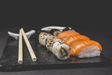 Suşi siyah arkaplanda ayarlandı