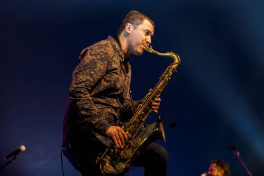 Amsterdam, Hollanda - 5 Temmuz 2015: Kolombiyalı grup La-33'ün konseri sırasında - Amsterdam Roots Open Air sırasında, Park Frankendael'de 05/07/2015 tarihinde kültürel festival düzenlendi