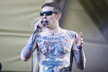 Traena, Norveç - 07 Temmuz 2016: Norveçli punk rock grubu Viagra Boys'un Traenafestival'deki konseri, traena adasında müzik festivali gerçekleşiyor