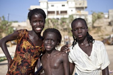 Senegal, Ndayane 9 Kasım 2013: Kimliği belirsiz Senegalli çocuklar, Ndayane sahilinde oynuyorlar ve babalarının balık avından dönmesini bekliyorlar. . 