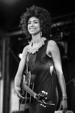 Amsterdam, Hollanda - 3 Temmuz 2016: Dünya müziği Namibyalı grup Shishani ve Namibya Masalları Amsterdam Roots Open Air konseri, Oosterpark'ta düzenlenen ücretsiz erişim kültür festivali