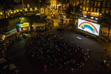 Amsterdam, Hollanda - 21 Ağustos 2015: 14-23/08/2015 tarihleri arasında düzenlenen Dünya Sineması Amsterdam'da Marie Heinekenplein'de Perulu a Los 40 filminin açık hava gösterimi