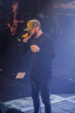 Amsterdam, Hollanda - 1 Temmuz 2016: kültürel ve dünya müzik festivali Roots Amsterdam kapsamında Melkweg'de reggae şarkıcıları Gentleman ve Ky-Mani Marley konseri