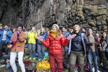 Traena, Norveç - 09 Temmuz 2016: Avustralyalı şarkıcı Ry X'in Traena müzik festivalinde Sana Adası'ndaki Kirkehelleren Katedralmağarası'ndaki konserinde seyirciler tezahürat ve alkışlıyor