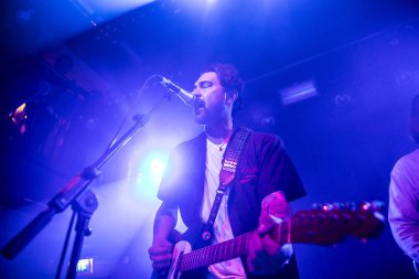 Amsterdam, Hollanda - 4 Ekim 2017: Amerikalı rock şarkıcısı Hanni El Khatib'in Bitterzoet Paradiso konseri