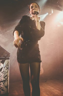 Amsterdam, Hollanda - 06 Aralık 2016: Fransız şarkıcı-söz yazarı Jain'in Bitterzoet Paradiso Amsterdam konseri