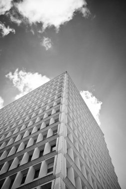 Siyah-beyaz modern ofis veya mavi gökyüzü ve bulutlu konut binaları, Lyon France