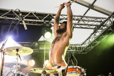 Traena, Norveç - 9 Temmuz 2016: Norveçli Punk Rock grubu Kuuk'un Traenafestival'deki konseri, küçük Traena adasında müzik festivali gerçekleşiyor