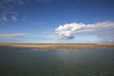 Deniz kıyısı manzarası, su, kumsal ve beyaz bulut, Royan, Fransa yakınlarında garonne halis
