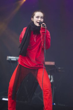 Traena, Norveç - 7 Temmuz 2017: Norveçli pop şarkıcısı Sigrid'in Traenafestival'deki konseri, küçük Traena adasında müzik festivali