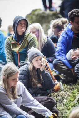 Traena, Norveç - 09 Temmuz 2016: Avustralyalı şarkıcı Ry X'in Traena müzik festivalinde Sana Adası'ndaki Kirkehelleren Katedralmağarası'ndaki konserinde seyirci