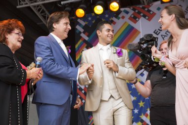 Amsterdam, Hollanda 23 Temmuz 2016: Amsterdam Gay Pride derneği direktörü Lucien Spee ve Victor'un Vondelpark'ta düğün töreni 