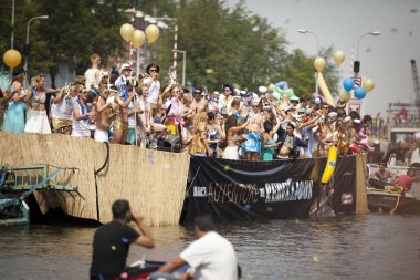 Amsterdam, Hollanda - 1 Ağustos 2015: Katılımcıların korunması insan hakları ve sivil eşitlik - Prinsengracht, Amsterdam Eşcinsel gurur geçit için yıllık olay