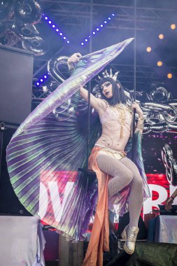 Amsterdam, Hollanda - 30 Temmuz 2017: Westerpark Milkshake Festivali'nde dansçı performans