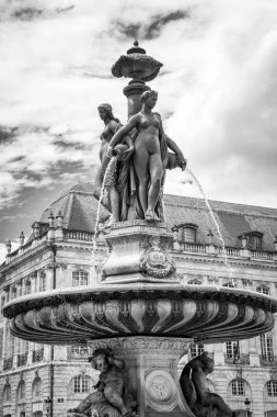 De la Bourse, Bordeaux, Fransa 'da bulunan üç Graces heykelinin olduğu çeşme.