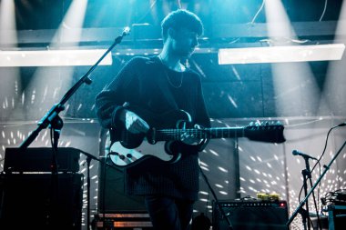 Amsterdam, Hollanda - 11 Şubat 2016: Hollandalı indie rock üçlüsü Bombay'ın Ot301 konserinde Albüm Yayın Gösterisi için konseri