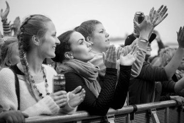 Traena, Norveç - 10 Temmuz 2013: Norveçli şarkıcı Hekla Stalstrenga'nın Traenafestival'deki konseri sırasında, küçük Traena adasında müzik festivali gerçekleşiyor