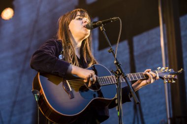 Traena, Norveç - 10 Temmuz 2014: İsveçli rock grubu First Aid Kit'in Traenafestival'deki konseri sırasında, traena adasında müzik festivali gerçekleşiyor