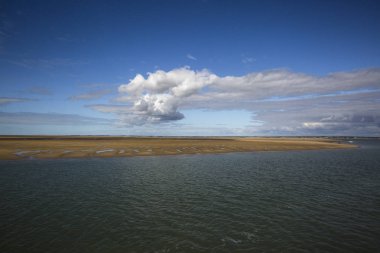 Deniz kıyısı manzarası, su, kumsal ve beyaz bulut, Royan, Fransa yakınlarında garonne halis