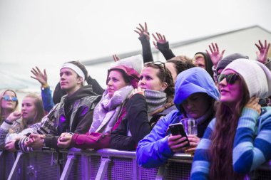 Traena, Norveç - 9 Temmuz 2016: Norveçli müzisyen ve söz yazarı Ida Maria'nın Traenafestival'deki konserinde seyirciler tezahürat yapıyor, traena adasında müzik festivali gerçekleşiyor