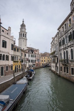 Chiesa di San Giorgio dei Greci kilise çan kulesi olan küçük bir kanal. 