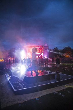 Amsterdam, Hollanda - 29 Temmuz 2017: Westerpark Milkshake Festivali'nde yağmur altında parti ve dans eden insanlarla gece festivalgörünümü