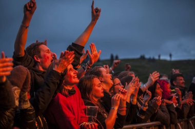 Traena, Norveç - 08 Temmuz 2016: Norveçli folk ve rock grubu Violet Road'un Traenafestival'deki konserinde seyirciler tezahürat yapıyor, Norveç'in küçük Traena adasında müzik festivali düzenleniyor