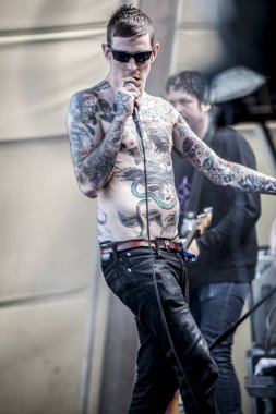 Traena, Norveç - 07 Temmuz 2016: Norveçli punk rock grubu Viagra Boys'un Traenafestival'deki konseri, traena adasında müzik festivali gerçekleşiyor