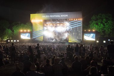 Nyon, İsviçre - 20 Temmuz 2017: Fransız elektronik müzik grubu Justice'in Paleo Festivali'ndeki performansını bekleyen dinleyiciler