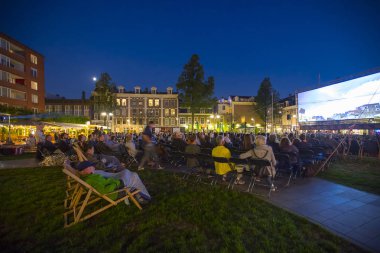 Amsterdam, Hollanda - 22 Ağustos 2018: 16-25/08/2018 tarihleri arasında düzenlenen Dünya Sineması Amsterdam'da Marie Heinekenplein'de Brezilya filmi Benzinho'nun açık hava gösterimi