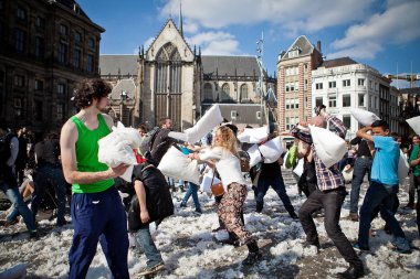 Amsterdam, Hollanda, Noord Holland - 5 Nisan 2014 Cumartesi - Baraj Meydanı'nda Yastık Savaşı