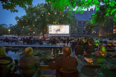Amsterdam, Hollanda - 11 Ağustos 2018: 11-25/08/2018 tarihleri arasında düzenlenen Dünya Sineması Amsterdam'da De Troppen bahçesinde Kübalı sergio ve Serguei'nin açık hava gösterimi