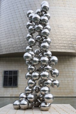 Bilbao, İspanya - 19 Mart 2014: Bilbao'daki Guggenheim Müzesi önünde Anish Kapoor'un yansımaları ile 80 paslanmaz çelik toptan oluşan Heykel 