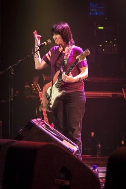 Amsterdam, Hollanda - 22 Ekim 2017: Amerikalı alternatif rock grubu Breeders'ın 1989'da Kim Deal of the Pixies tarafından Amsterdam'daki Venue Melkweg'de kurduğu konseri