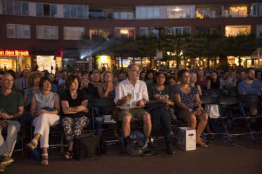 Amsterdam, Hollanda - 24 Ağustos 2016: 18-27/08/2016 tarihleri arasında düzenlenen Dünya Sineması Amsterdam'da, Marie Heinekenplein'de Arjantin filmi Road to la Paz'ın açık hava gösterimi